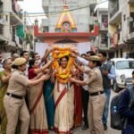 मंत्री के स्वागत में जुटी कॉलोनी और लोकतंत्र पर राजनीतिक व्यंग्य