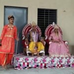 महिदपुर रोड में नेमिनाथ भगवान जन्म कल्याणक महोत्सव में पूजा और महाभिषेक करते श्रद्धालु
