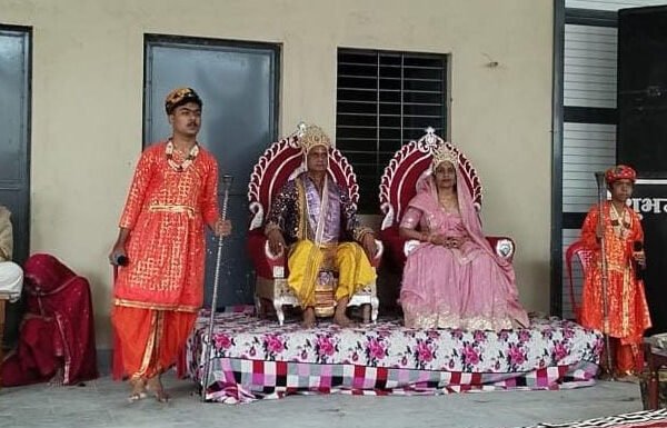 महिदपुर रोड में नेमिनाथ भगवान जन्म कल्याणक महोत्सव में पूजा और महाभिषेक करते श्रद्धालु
