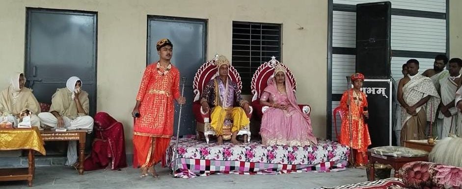 महिदपुर रोड में नेमिनाथ भगवान जन्म कल्याणक महोत्सव में पूजा और महाभिषेक करते श्रद्धालु