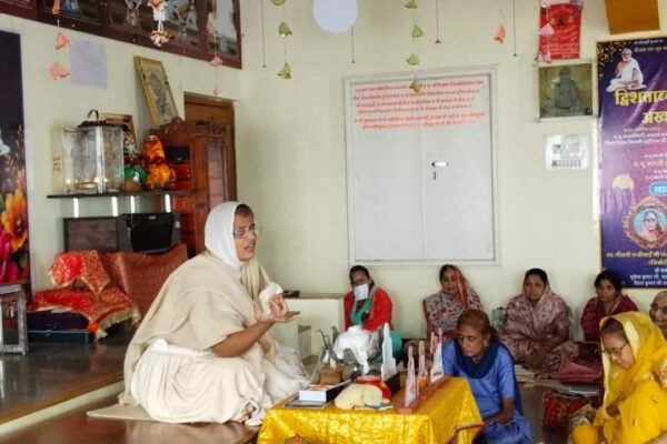 महिदपुर रोड में प्रवचन देतीं साध्वी डॉ. अमृतरसा श्री जी महाराज