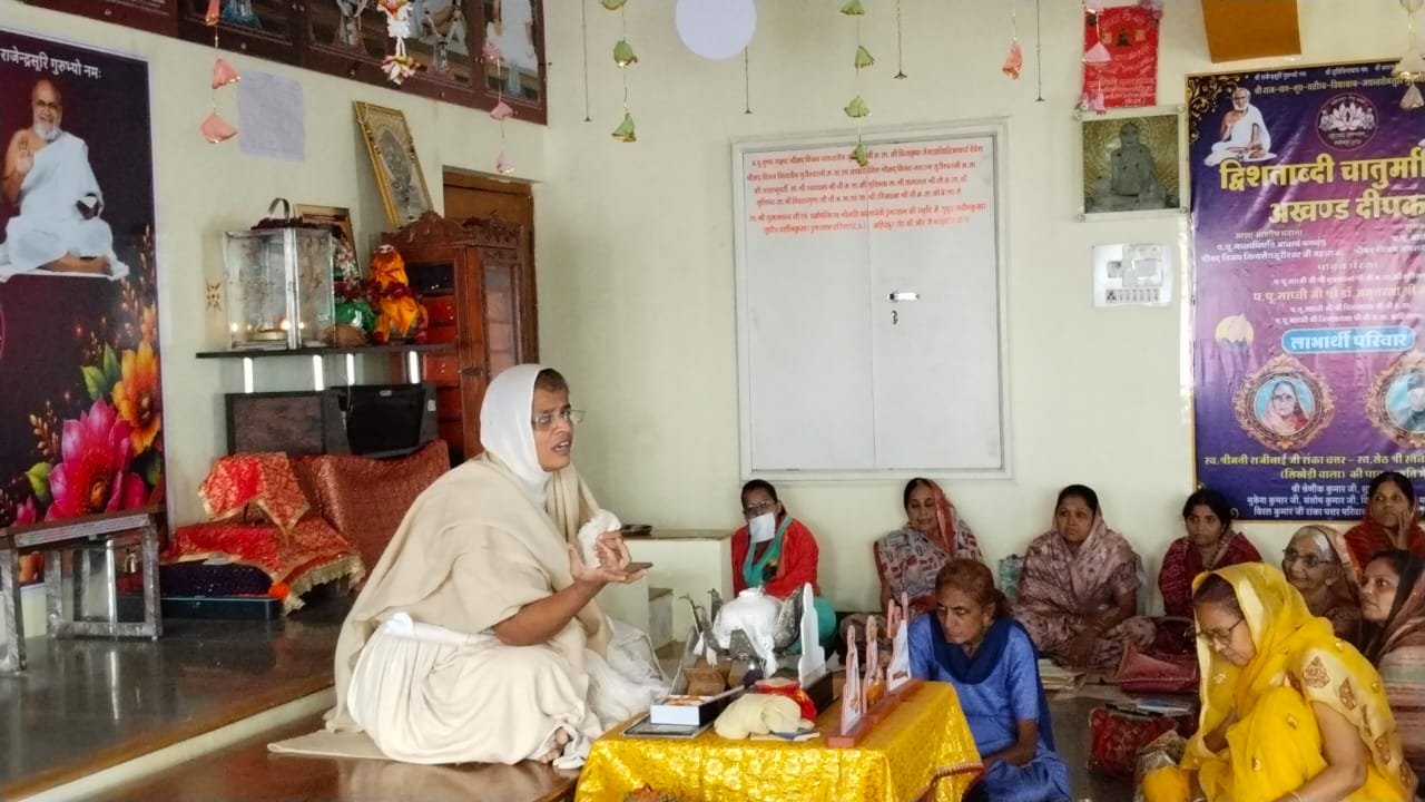 महिदपुर रोड में प्रवचन देतीं साध्वी डॉ. अमृतरसा श्री जी महाराज