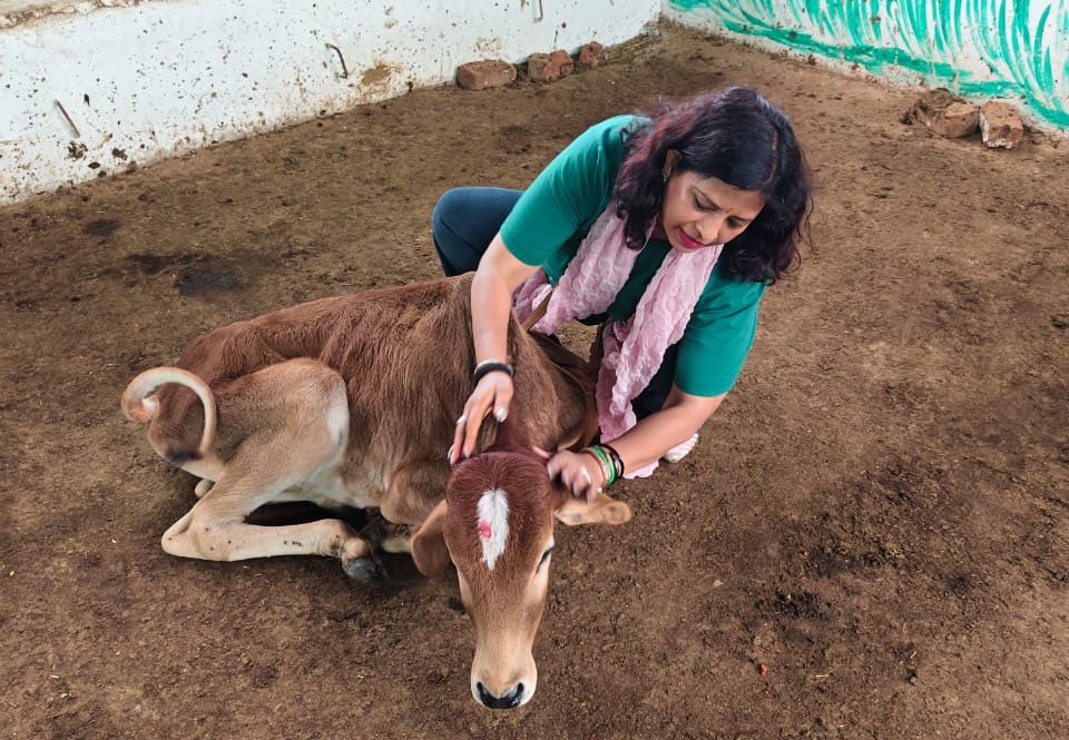 प्रीति गुप्ता महिला सशक्तिकरण और समाजसेवा के कार्यों के दौरान