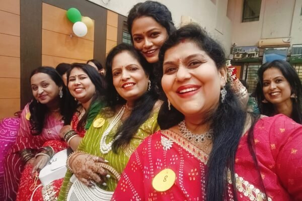 विजया गार्डन जमशेदपुर में सावन महोत्सव के दौरान महिलाओं का उत्सव