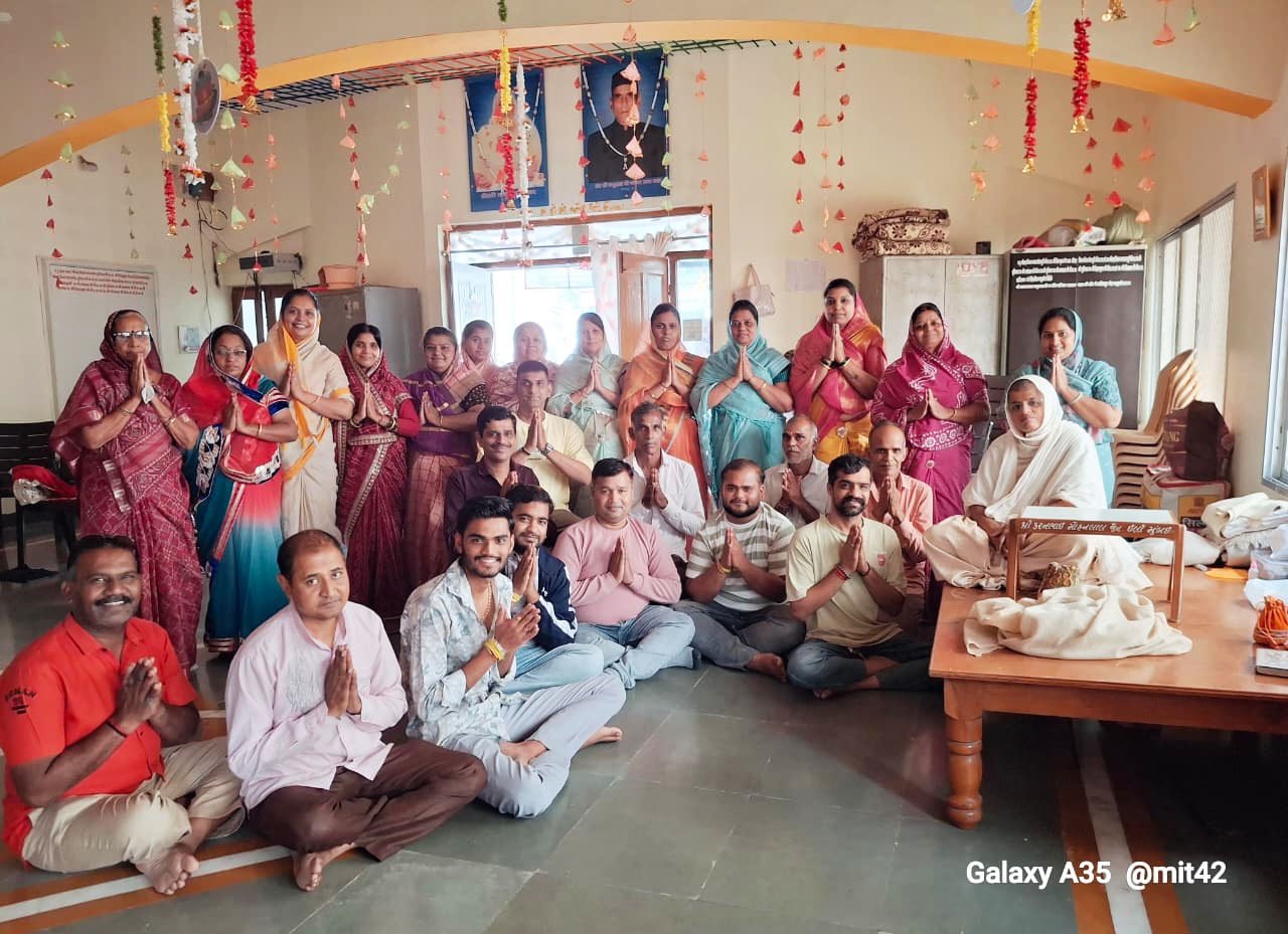 महिदपुर रोड में चातुर्मास के दौरान सिद्धि तप करते 52 जैन तपस्वी