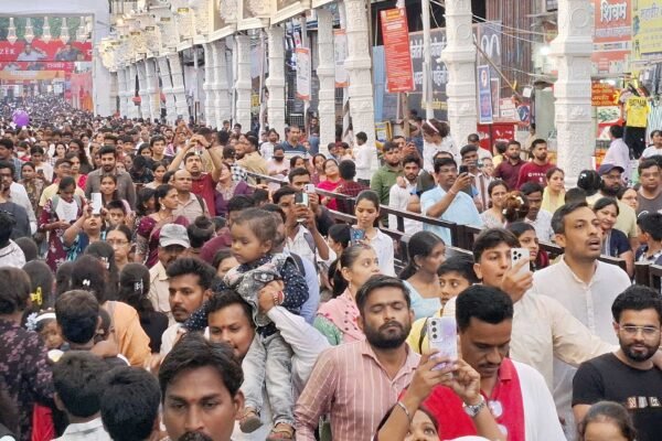 दगडूशेठ गणपति दर्शन के लिए पुणे में उमड़ी श्रद्धालुओं की भीड़