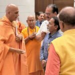 अवधेशानंदजी महाराज से बातचीत करते वरिष्ठ पत्रकार कीर्ति राणा