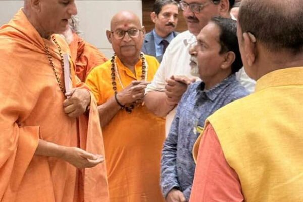 अवधेशानंदजी महाराज से बातचीत करते वरिष्ठ पत्रकार कीर्ति राणा