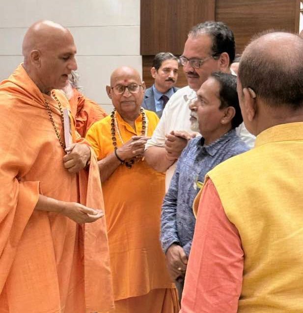 अवधेशानंदजी महाराज से बातचीत करते वरिष्ठ पत्रकार कीर्ति राणा