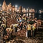 उज्जैन दीपोत्सव के बाद क्षिप्रा घाटों की सफाई करते 400 सफाई मित्र