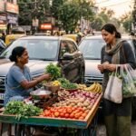 सब्जी के ठेले पर खरीदारी करती अंजलि और बुजुर्ग सब्जी विक्रेता