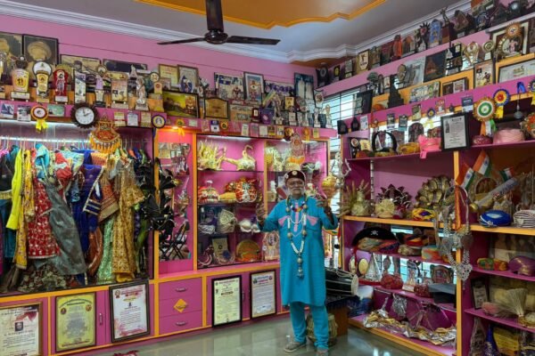 उज्जैन की महाकाल सवारी में राजसी वेशभूषा में स्वामी मुस्कुराके