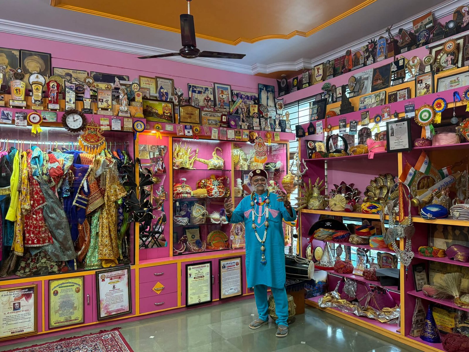 उज्जैन की महाकाल सवारी में राजसी वेशभूषा में स्वामी मुस्कुराके