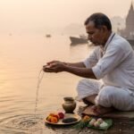 पितृपक्ष में पूर्वजों के लिए तर्पण करते व्यक्ति