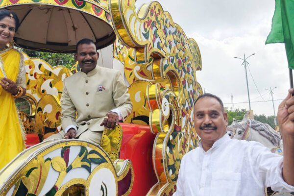 महिदपुर रोड में 62 तपस्वियों के भव्य वरघोड़े में शामिल श्रद्धालु