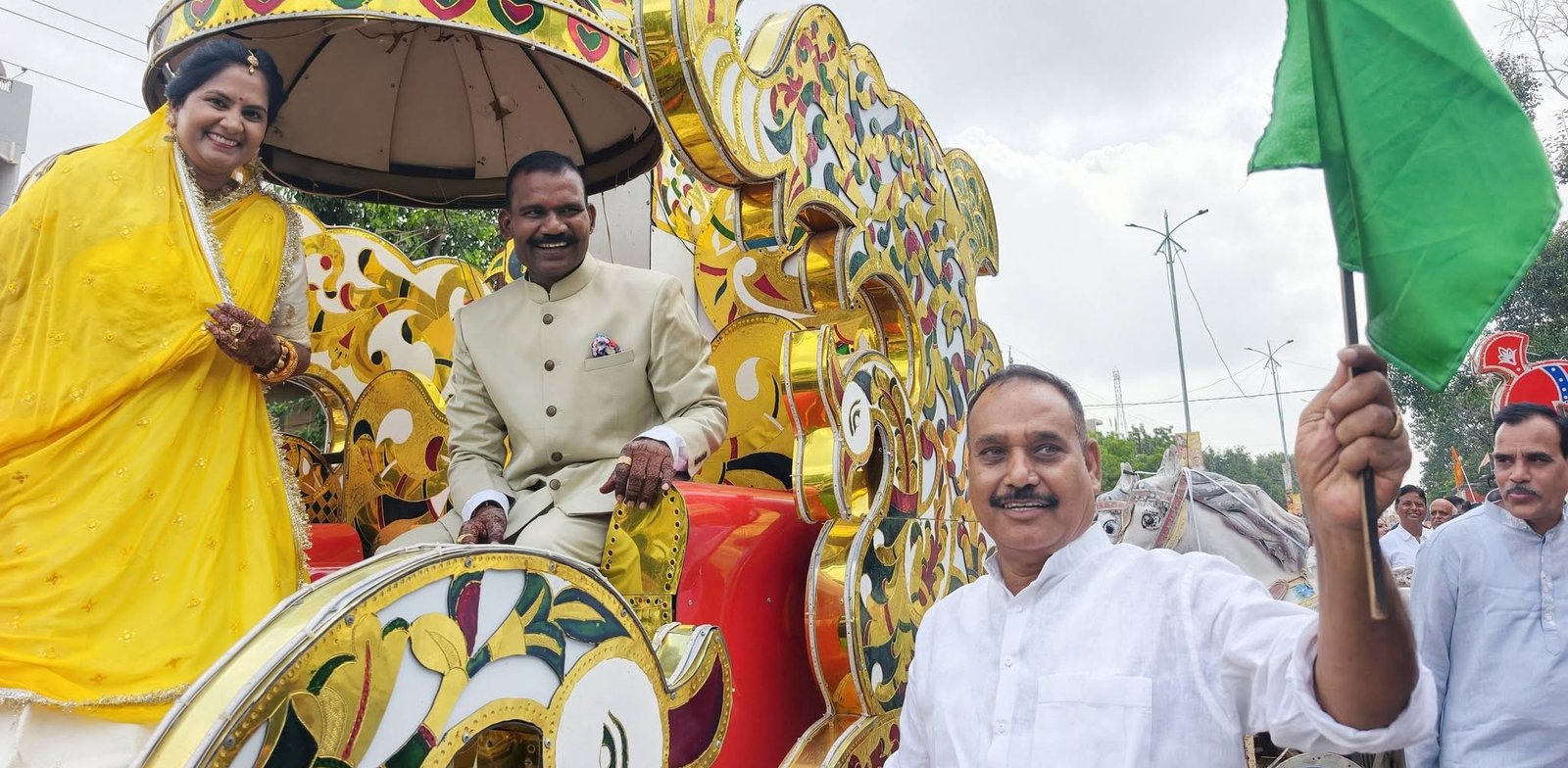 महिदपुर रोड में 62 तपस्वियों के भव्य वरघोड़े में शामिल श्रद्धालु