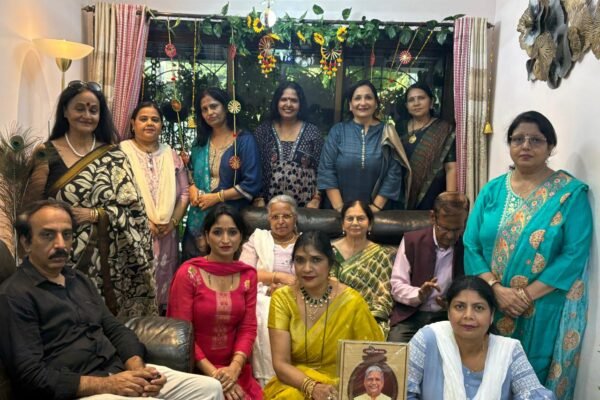 राष्ट्रीय कवि संगम नवी मुंबई की प्रथम काव्य गोष्ठी में उपस्थित साहित्यकार