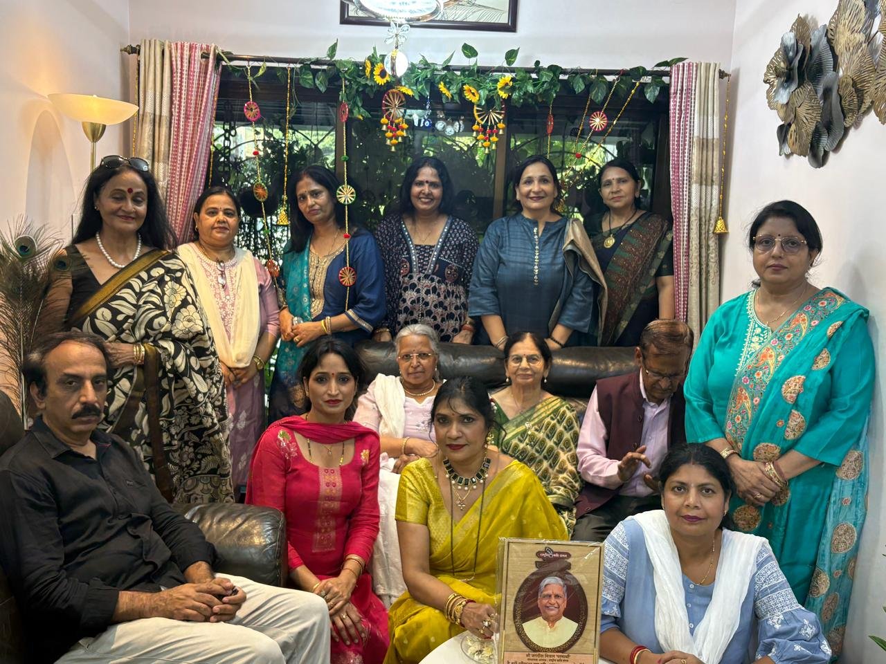 राष्ट्रीय कवि संगम नवी मुंबई की प्रथम काव्य गोष्ठी में उपस्थित साहित्यकार