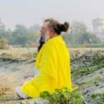 आस्था और विवेक के बीच उलझे व्यक्ति को दर्शाती यथार्थवादी तस्वीर