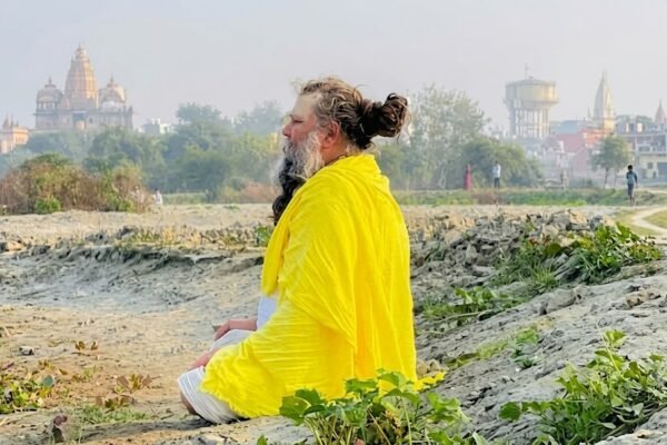 आस्था और विवेक के बीच उलझे व्यक्ति को दर्शाती यथार्थवादी तस्वीर