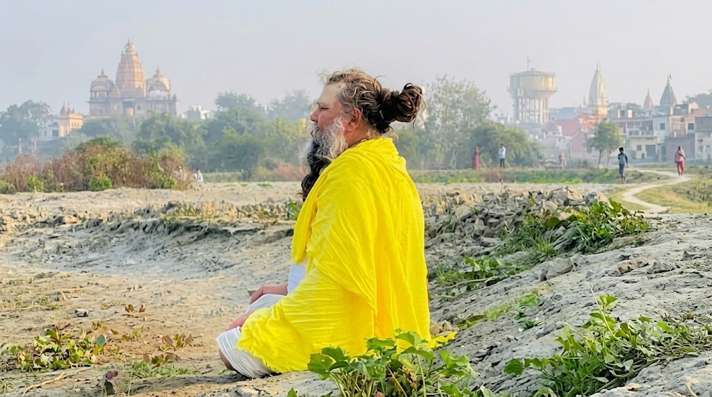 आस्था और विवेक के बीच उलझे व्यक्ति को दर्शाती यथार्थवादी तस्वीर