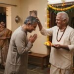 दशहरे पर शराब छोड़ने के बाद पिता का आशीर्वाद लेता बेटा
